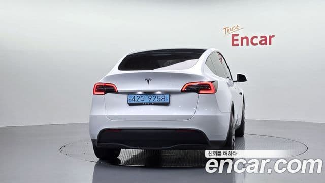 Tesla Model Y 4