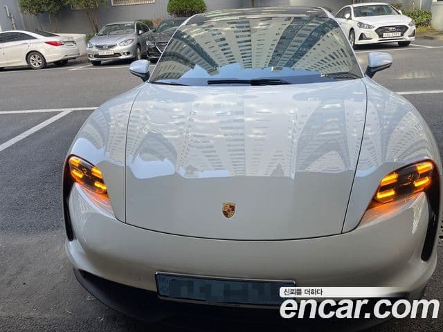 Porsche Taycan 3