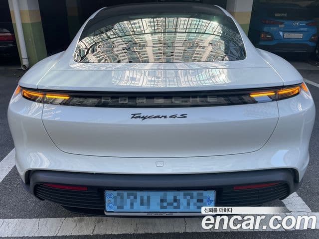 Porsche Taycan 4