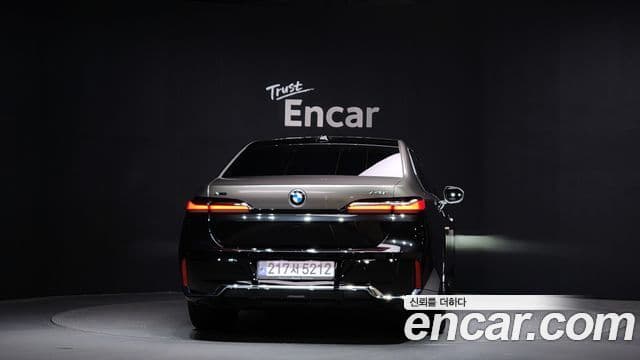BMW 7 Series (G70) 3