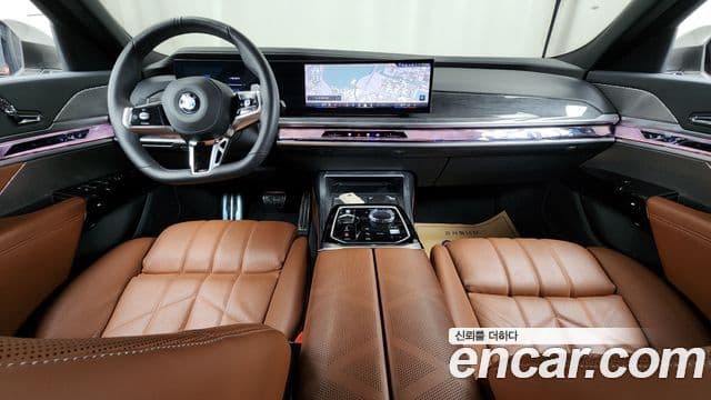 BMW 7 Series (G70) 4
