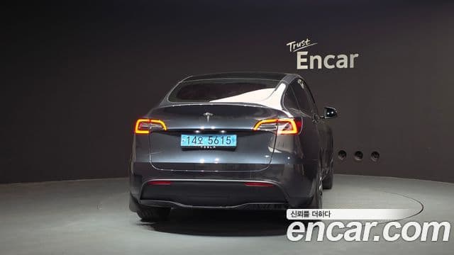 Tesla Model Y 4