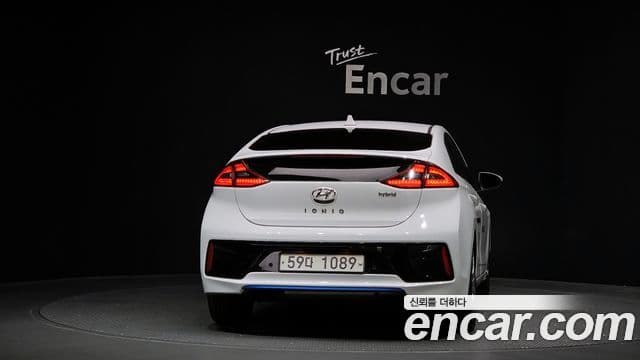 Hyundai Ioniq Hybrid 3