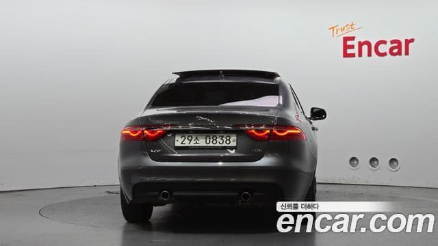 Jaguar XF (X260) 3
