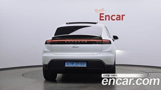 Porsche Macan EV 4