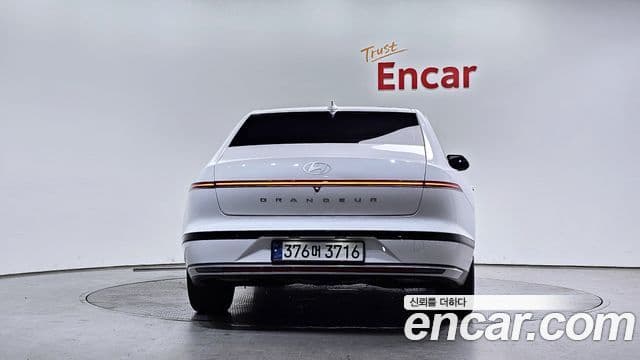 Hyundai Grandeur (GN7) 3