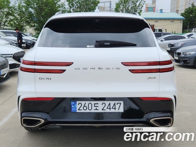 Genesis GV70 3