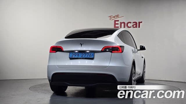 Tesla Model Y 4