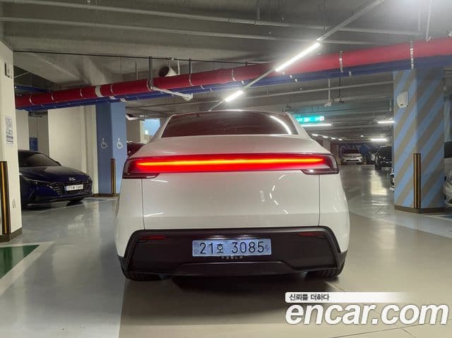 Tesla Model Y 4