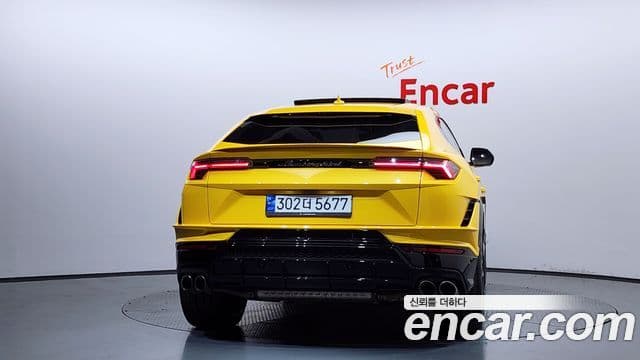 Lamborghini Urus 4