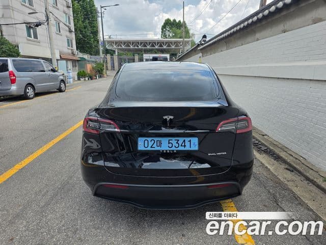 Tesla Model Y 2