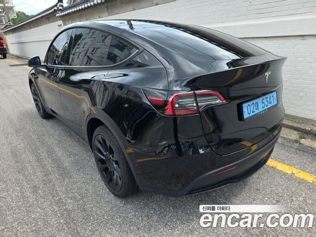 Tesla Model Y 4