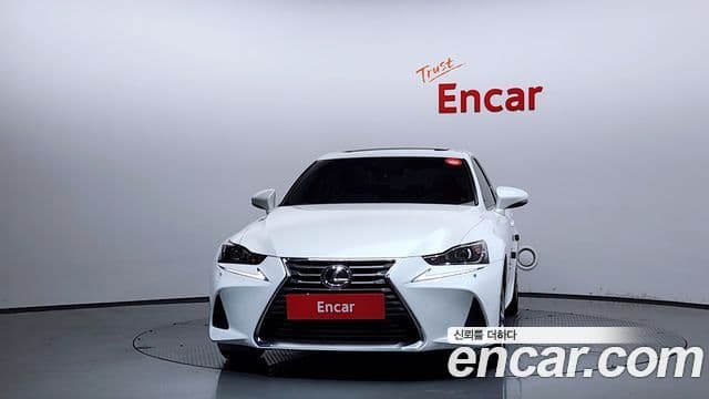 Lexus New IS200t 3