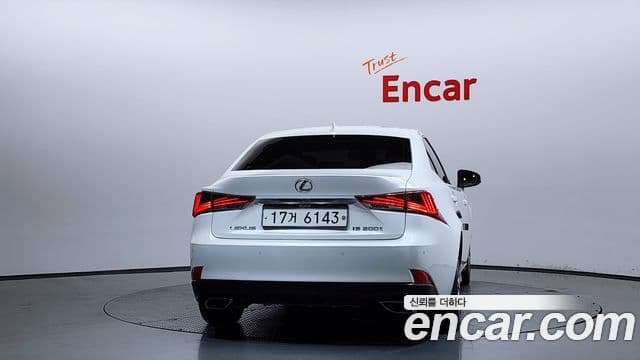 Lexus New IS200t 4