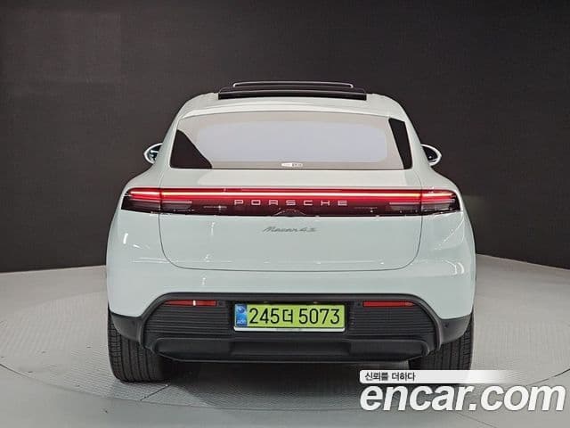 Porsche Macan EV 3