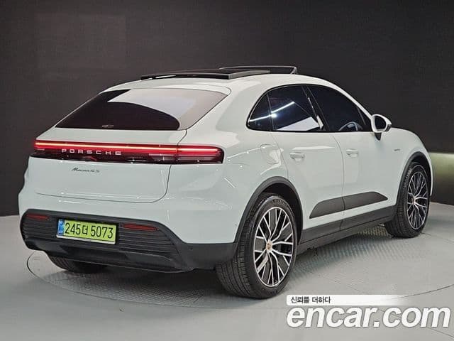Porsche Macan EV 4