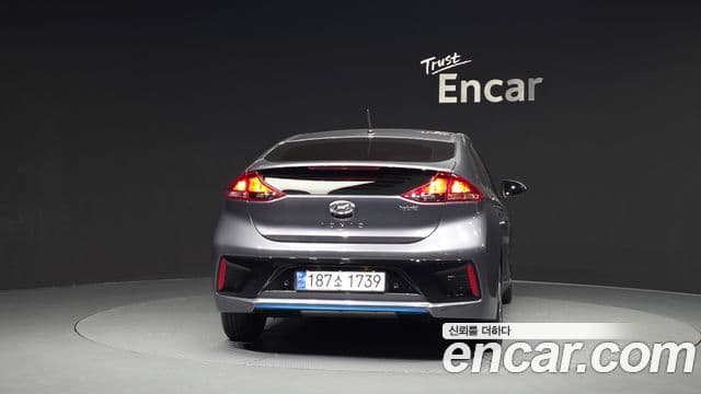 Hyundai Ioniq Hybrid 3