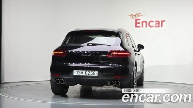 Porsche Macan 3