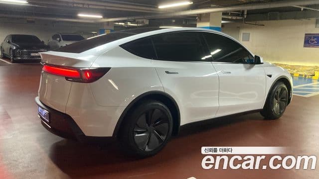 Tesla Model Y 4