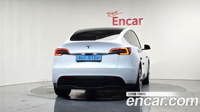 Tesla Model Y 4