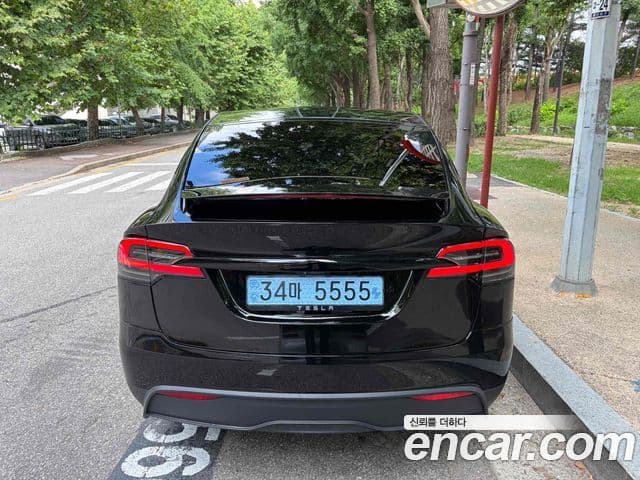 Tesla Model X 4