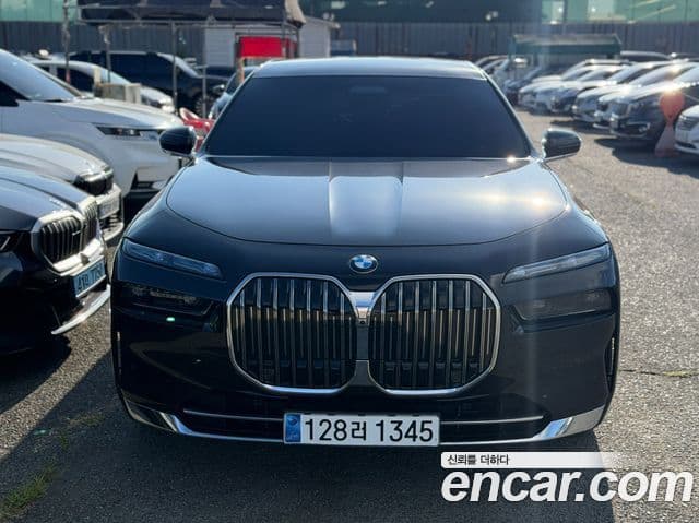 BMW 7 Series (G70) 3