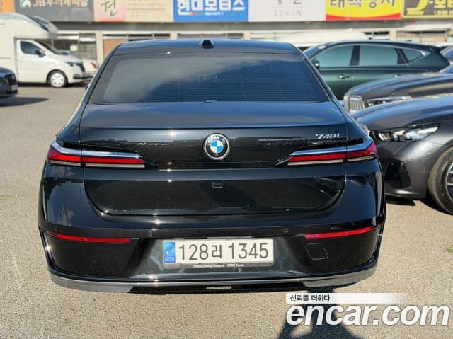 BMW 7 Series (G70) 4