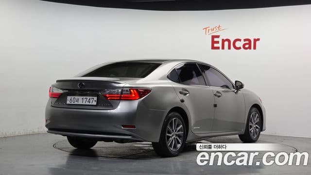 Lexus New ES300h 2