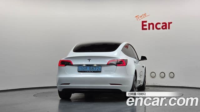 Tesla Model 3 4