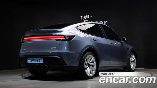 Tesla Model Y 2