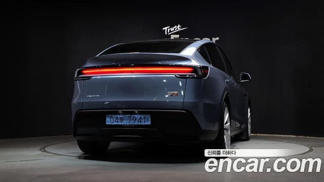 Tesla Model Y 4