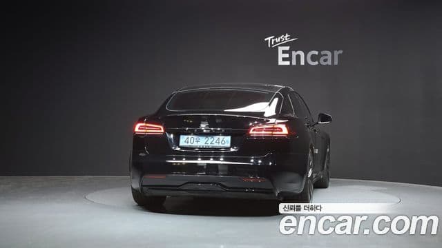 Tesla Model S 4
