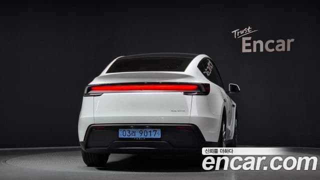 Tesla Model Y 4