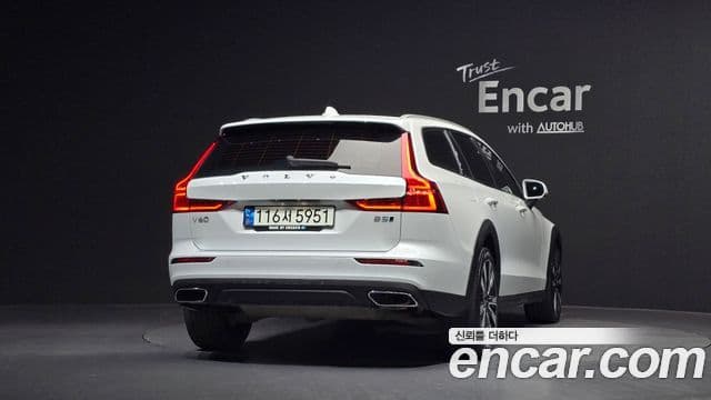 Volvo V60 Cross Country 2nd Gen 4