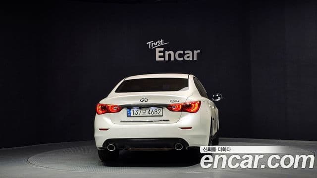 Infiniti Q50 4