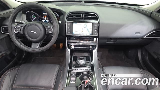 Jaguar XE 4