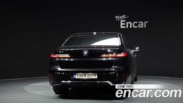 BMW 7 Series (G70) 3