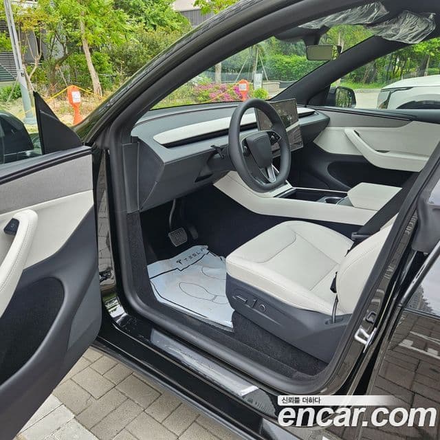 Tesla Model Y 4