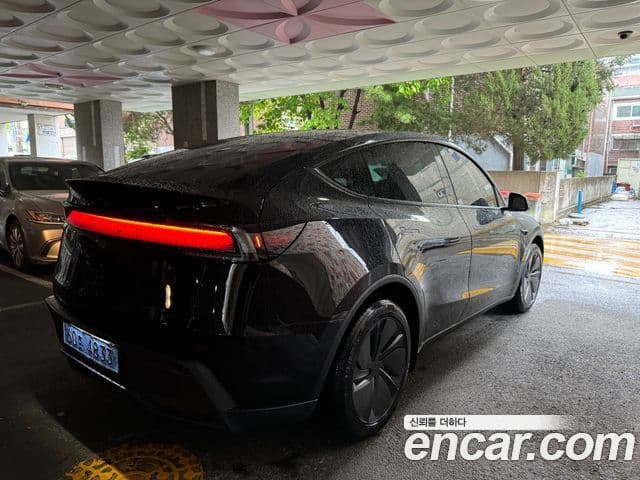 Tesla Model Y 2