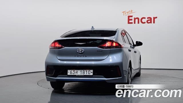 Hyundai Ioniq Hybrid 3