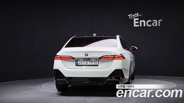 BMW 5 Series (G60) 3
