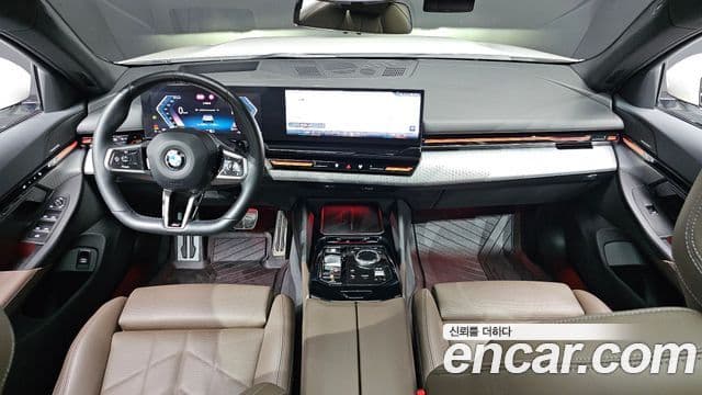 BMW 5 Series (G60) 4