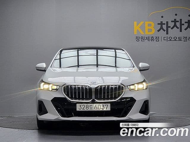 BMW 5 Series (G60) 2