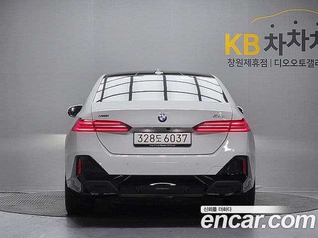 BMW 5 Series (G60) 3