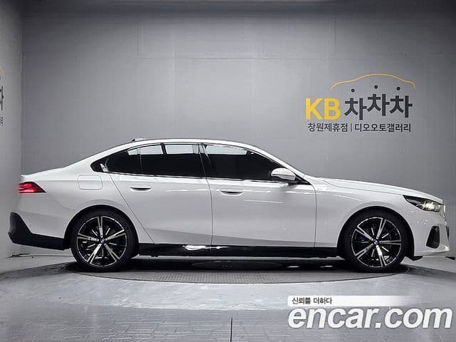 BMW 5 Series (G60) 4