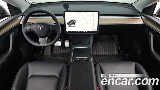 Tesla Model Y 4