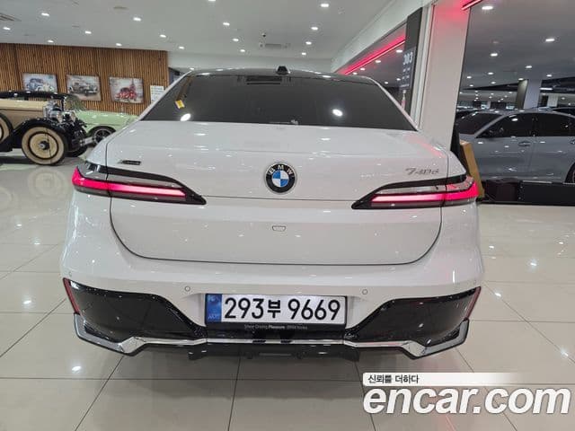 BMW 7 Series (G70) 3