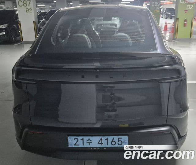 Tesla Model Y 4
