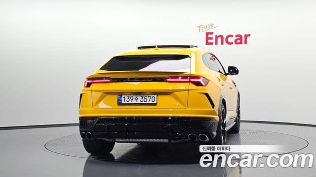Lamborghini Urus 4