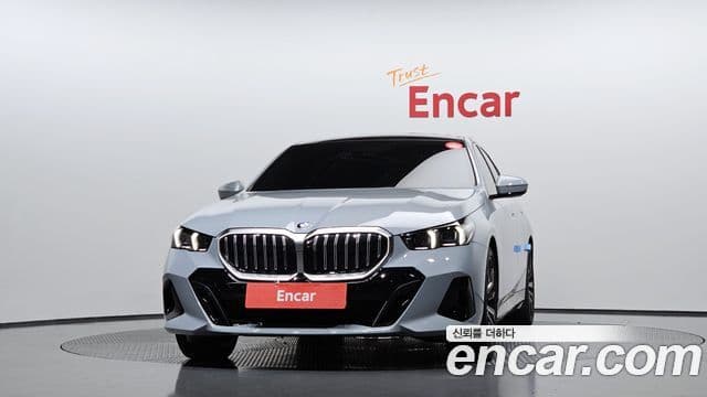 BMW 5 Series (G60) 2